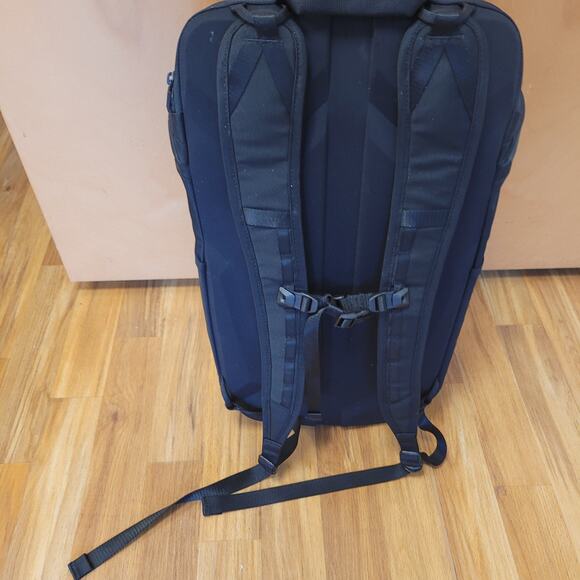 Lululemon More Miles Active Backpack 17L Laptop Hardback Sleek Clean Travel Corp - Picture 5 of 15